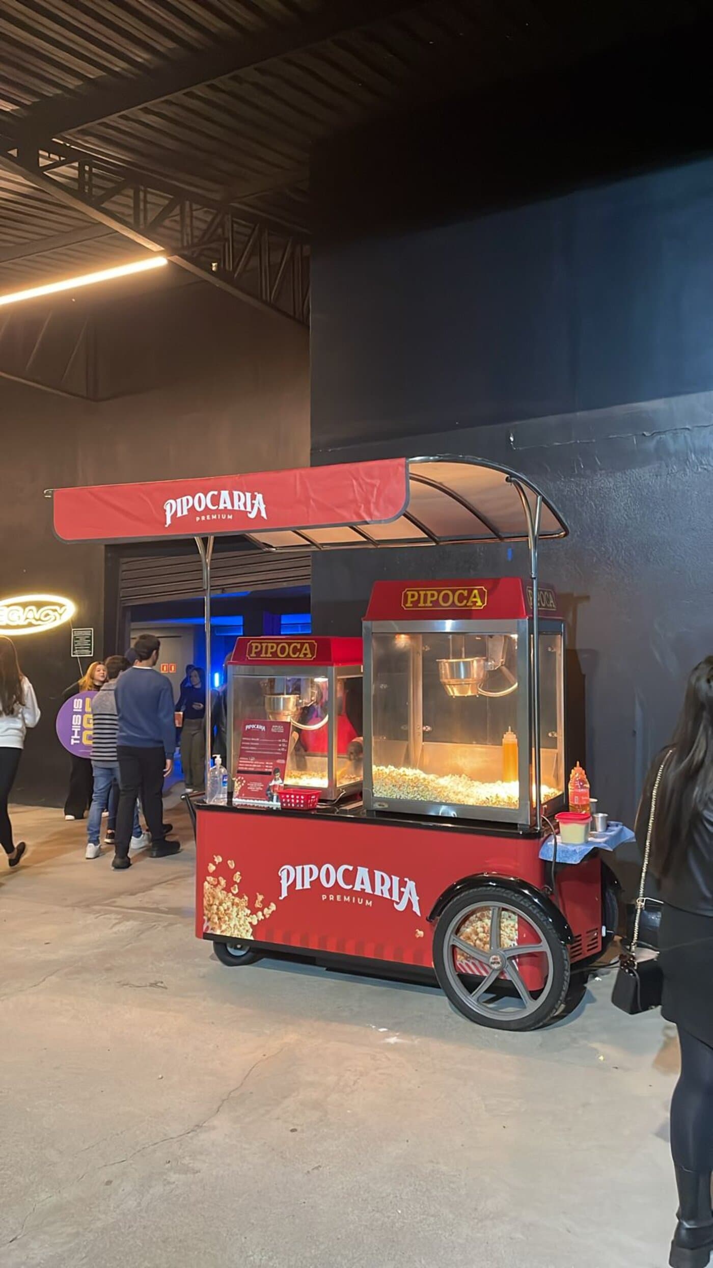 Carrinho Pipocaria Premium em operação real durante evento noturno