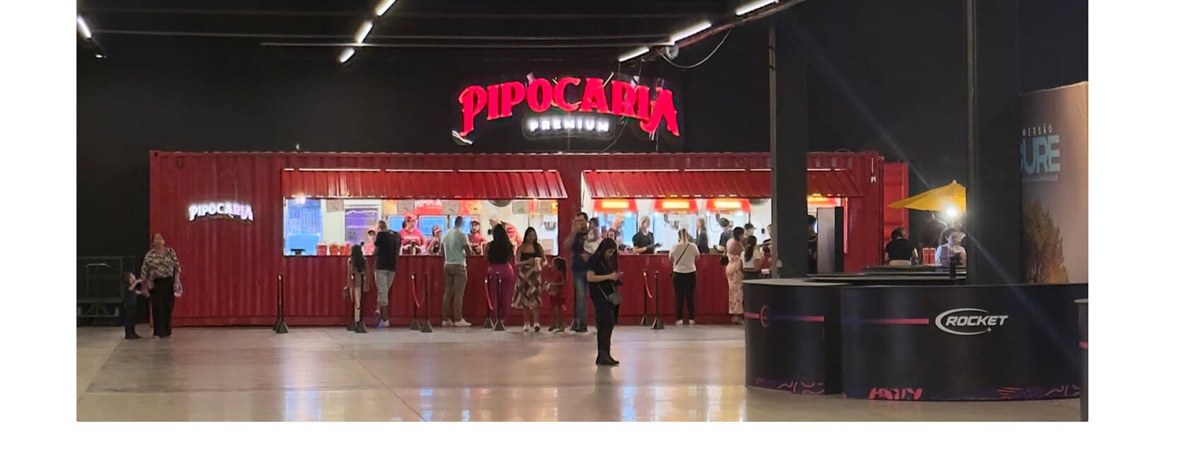 Container Pipocaria Premium com fila grande de clientes em evento