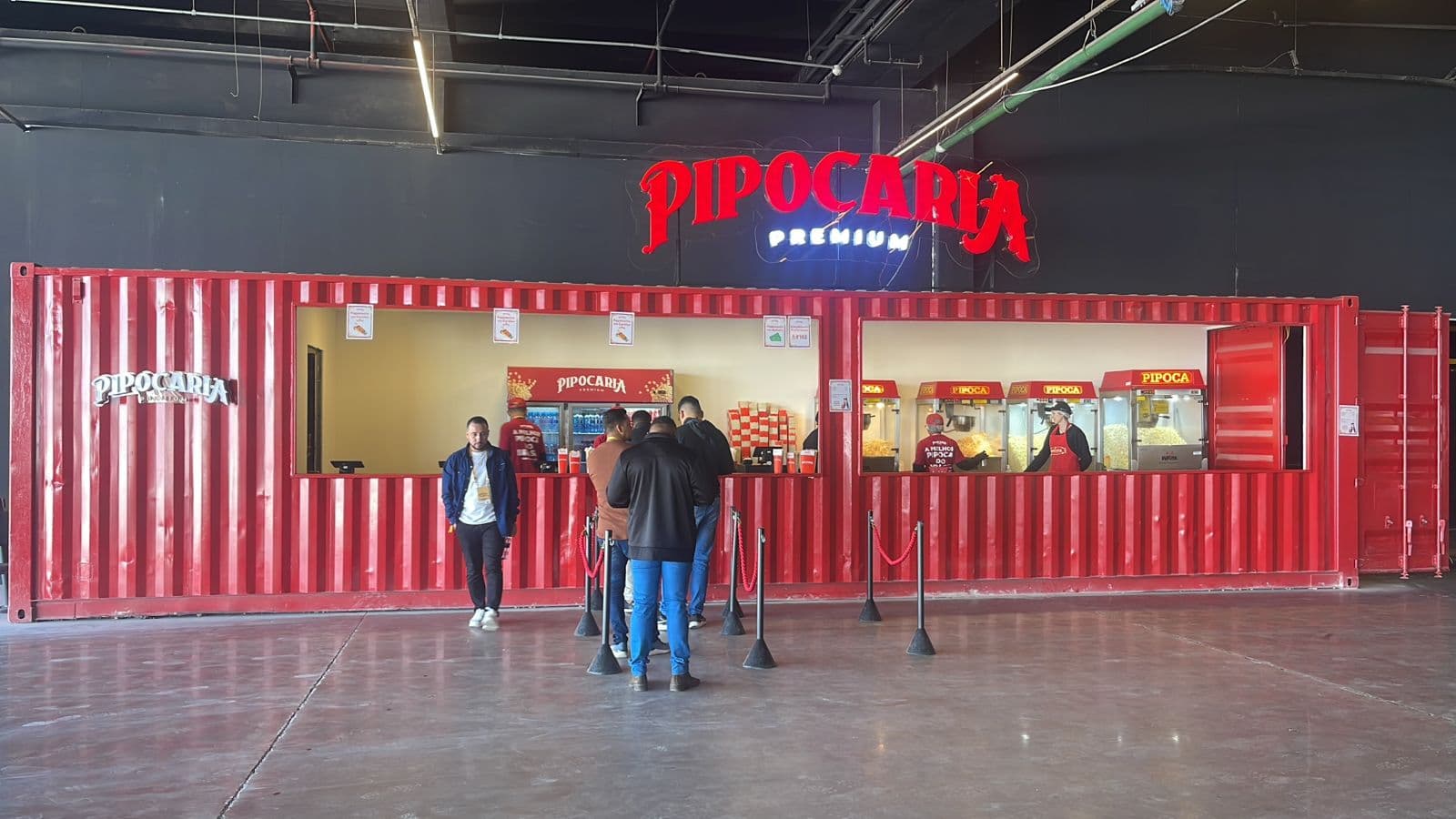 Container Pipocaria Premium 40 pés em operação real, três máquinas, atendentes uniformizados