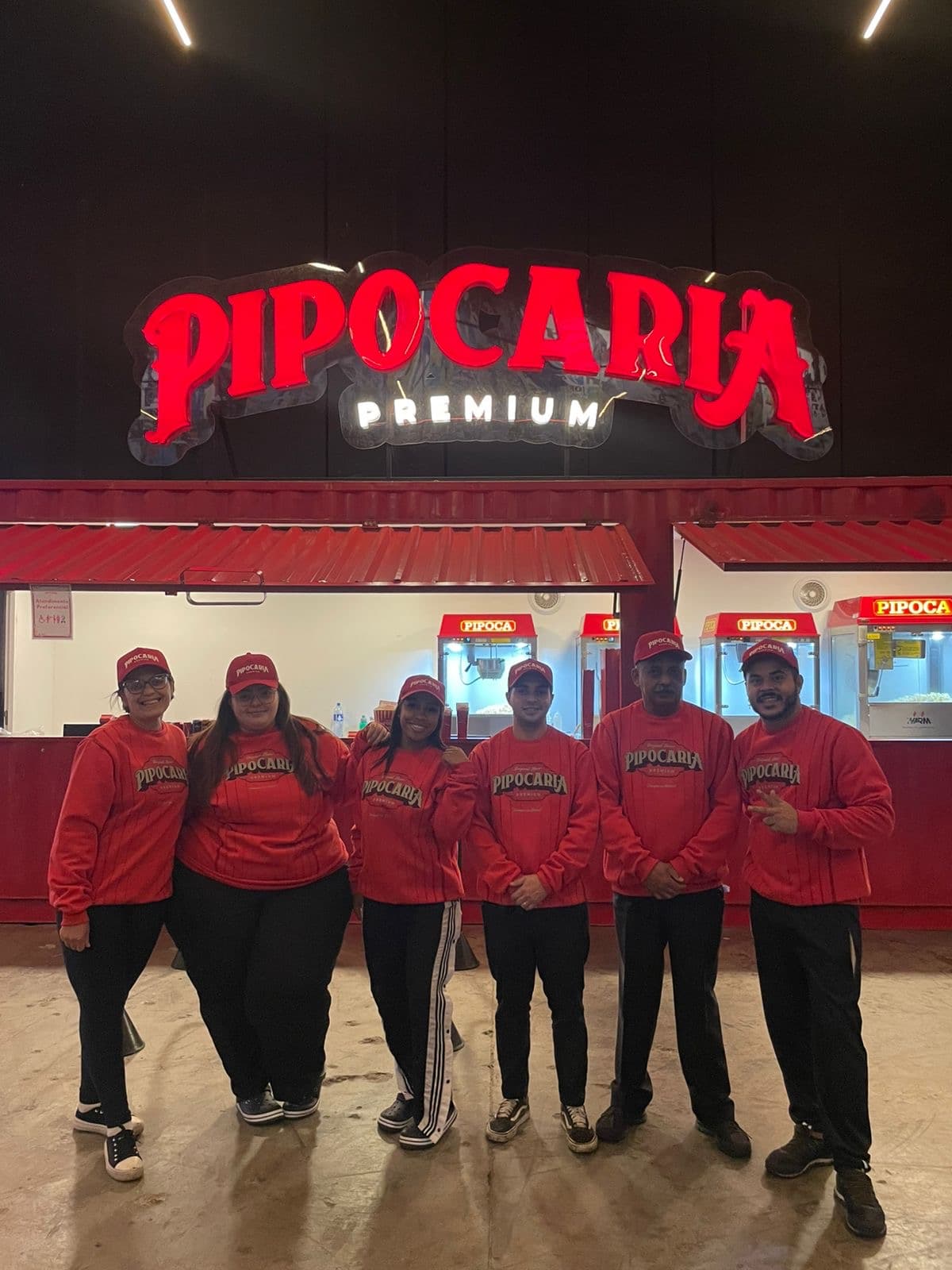 Equipe Pipocaria Premium uniformizada na frente do container Alphaville